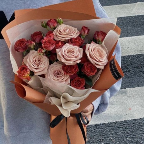Букет микс из 15 кремовых и красных роз в Москве
