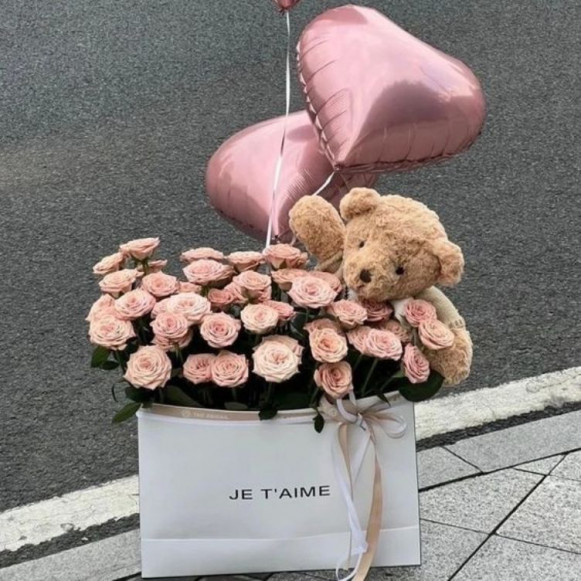 Мишка в подарочном пакете с букетом кустовых роз и шарами в Москве