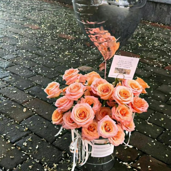 Яркие розы с воздушным шариком в коробке в Москве
