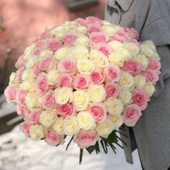 Сборный букет из 101 белой и розовой розы в Москве