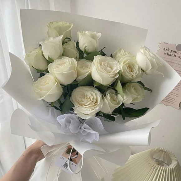 Нежный букет из 15 белых роз в Москве