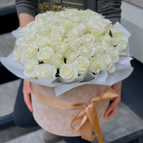 Букет из 51 белой розы в коробке в Москве