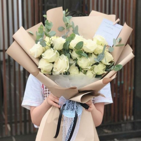 Букет из белых роз с эвкалиптом в Москве