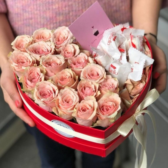 Розовые розы в форме сердца в коробке в Москве