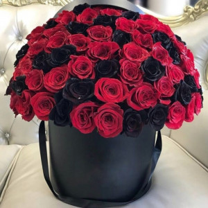 Большая коробка 101 черная и красная роза 