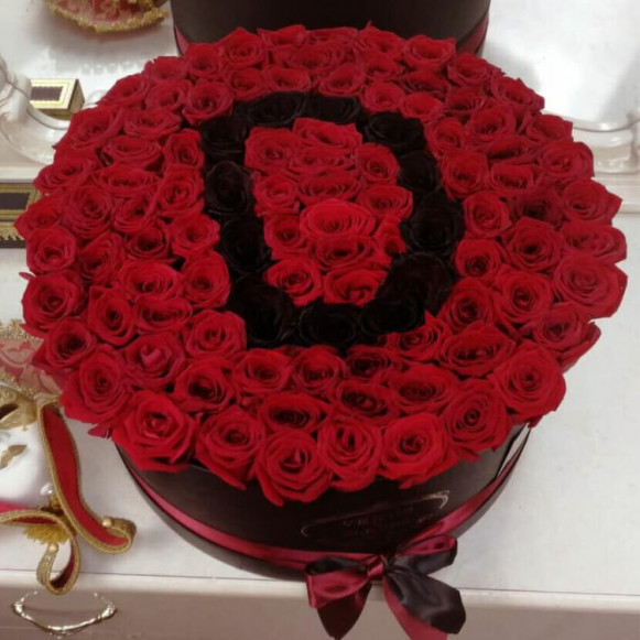 Коробка с красными розами и черной буквой по вашему заказу в Москве