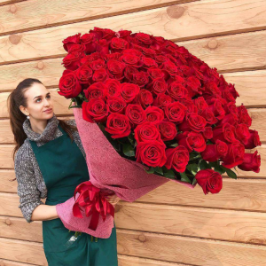 Метровый букет 101 красная роза с упаковкой