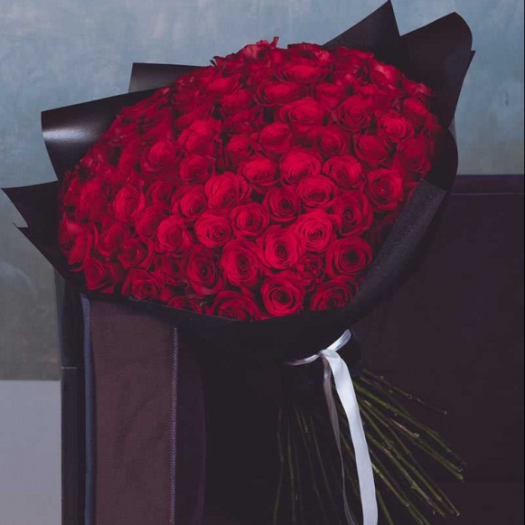 Букет 101 красная роза с черной упаковкой