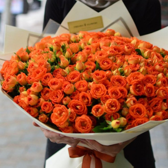 Большой букет 101 кустовая оранжевая роза с упаковкой в Москве