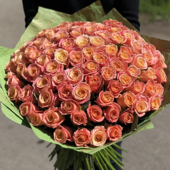 Букет 101 роза Мисс Пигги с упаковкой и лентами в Москве