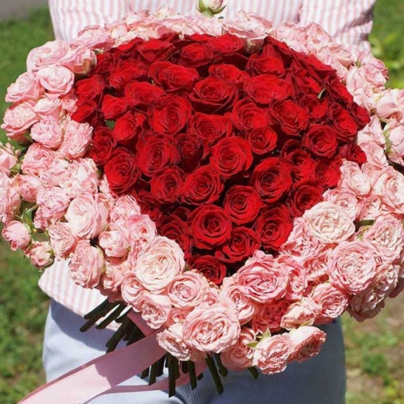 Букет 101 роза с сердцем и лентами в Москве