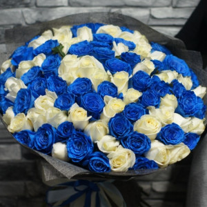 Букет 101 роза белые и синие с оформлением