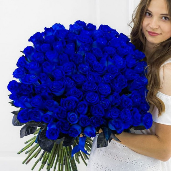 Букет 101 синяя яркая роза с лентами