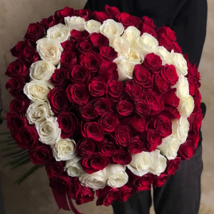 Букет 101 роза с красным сердцем и лентами