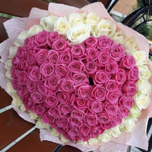Букет 101 роза с розовым сердцем и нежной упаковкой