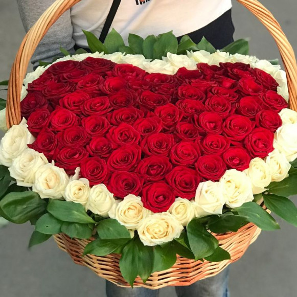 Корзина 101 роза в форме сердца с оформлением в Москве