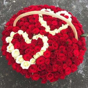 Корзина 101 роза - два сердца в унисон
