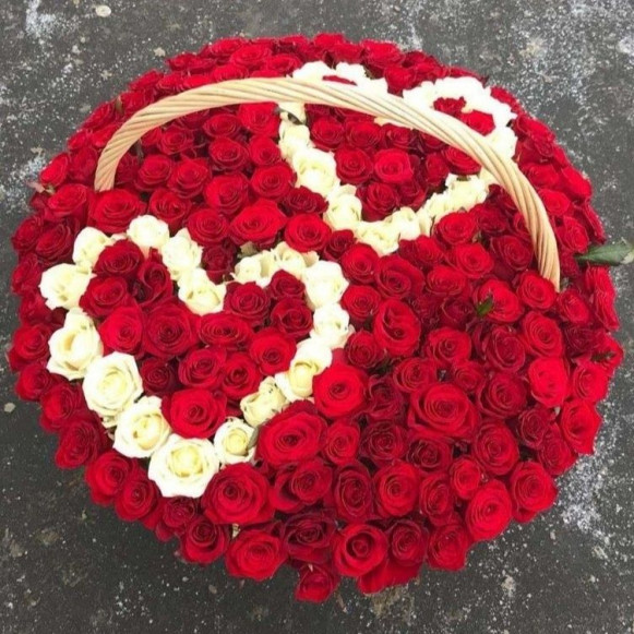 Корзина 101 роза - два сердца в унисон в Москве