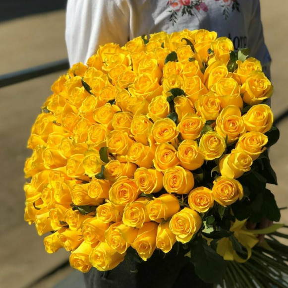 Букет 101 желтая роза с лентами в Москве