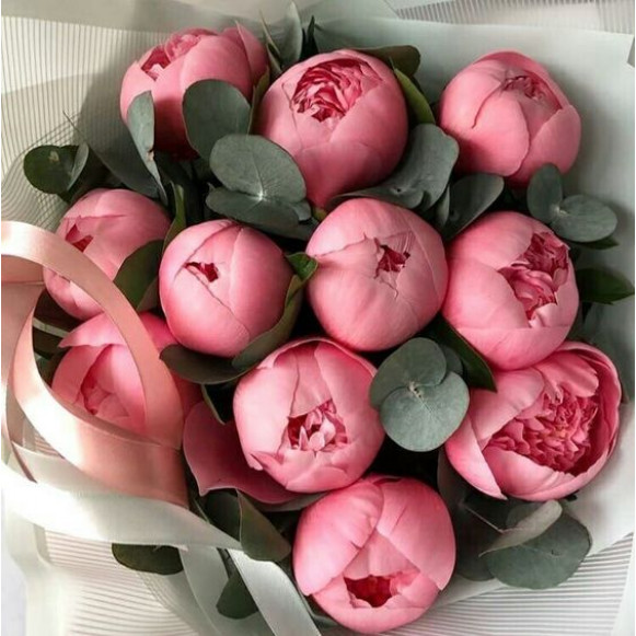 Букет 11 розовых пионов с зеленью в упаковке в Москве