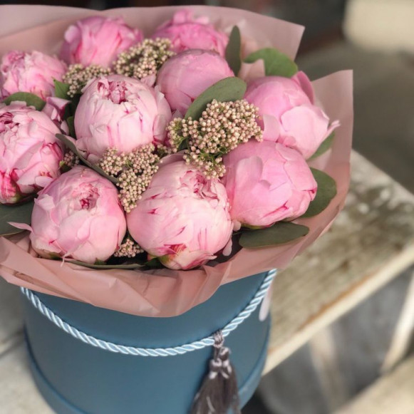 11 розовых пионов с эвкалиптом в коробке в Москве