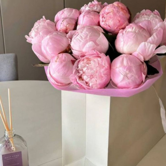 11 пионов розовых в подарочном пакете в Москве
