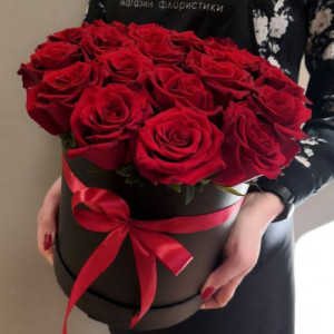 15 красных роз в черной коробке