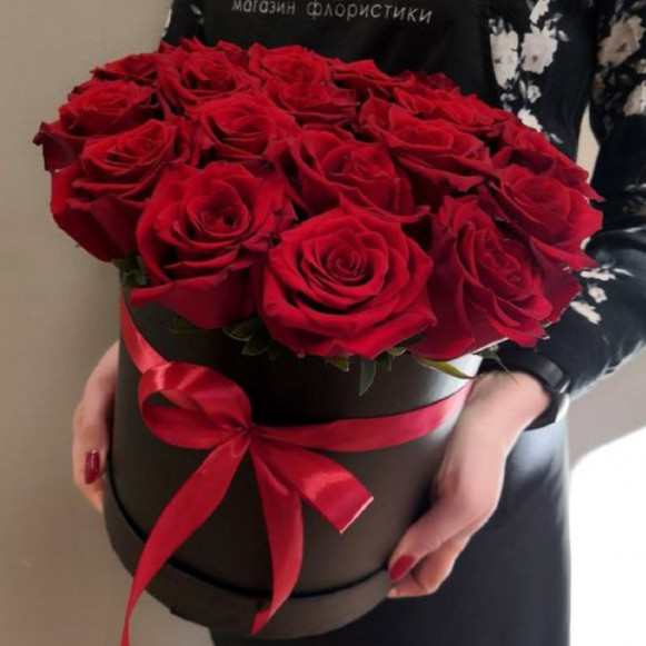 15 красных роз в черной коробке в Москве