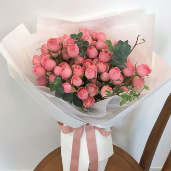 15 кустовых ярких роз с эвкалиптом в Москве