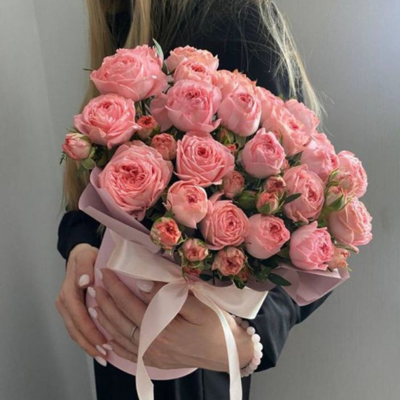 15 кустовых пионовидных роз в коробке в Москве