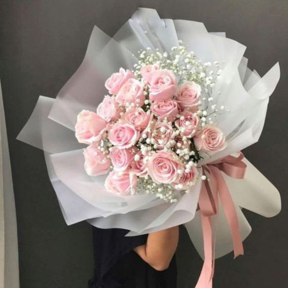 15 нежно розовых роз с гипсофилой и упаковкой в Москве