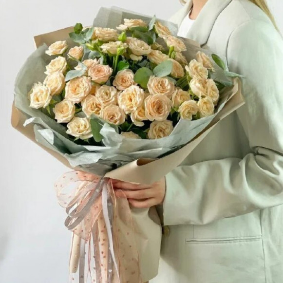 Букет из 17 кустовых бежевых роз в нежной упаковке в Москве