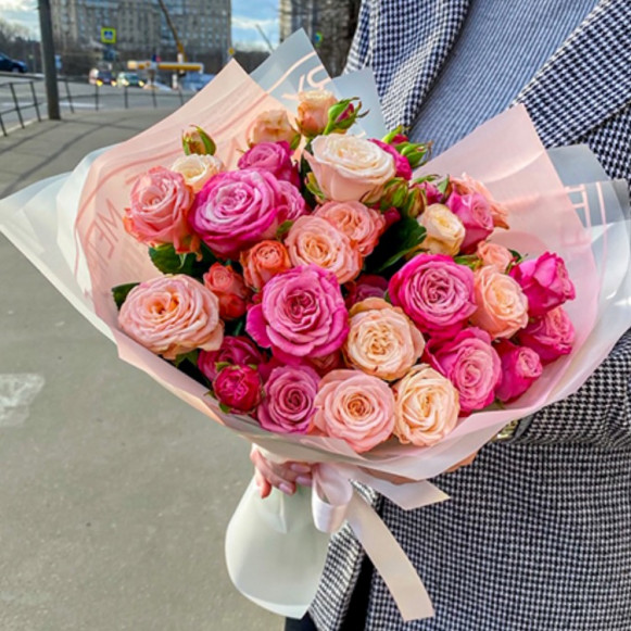 Нежный букет из 17 розовых роз со стильным оформлением в Москве