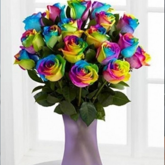 Оригинальный букет из 17 радужных роз с лентами в Москве