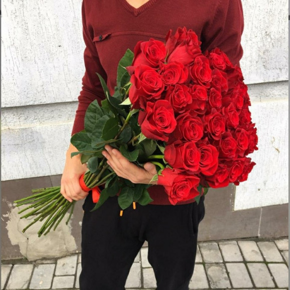 Букет из 19 эквадорских красных роз с лентами в Москве