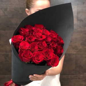 Стильный букет из 19 красных роз в черной упаковке