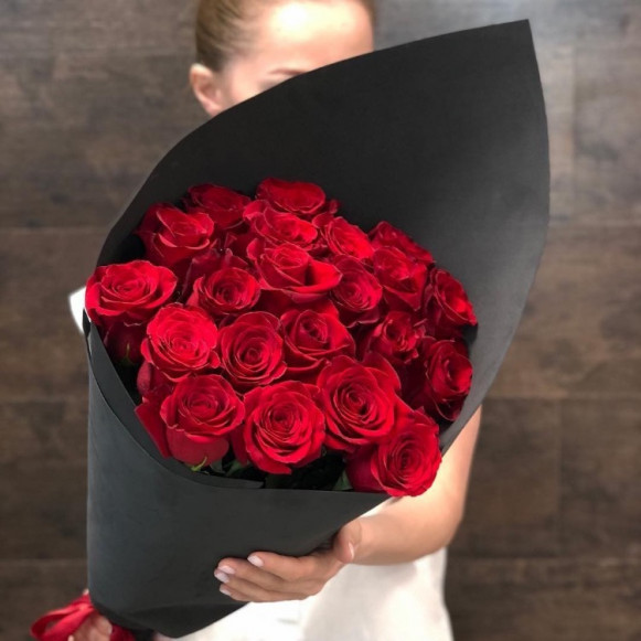 Стильный букет из 19 красных роз в черной упаковке в Москве