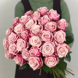 Букет из 19 розовых роз с лентами
