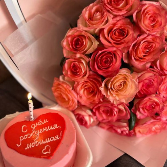 19 оранжевых роз с упаковкой и торт бенто в Москве