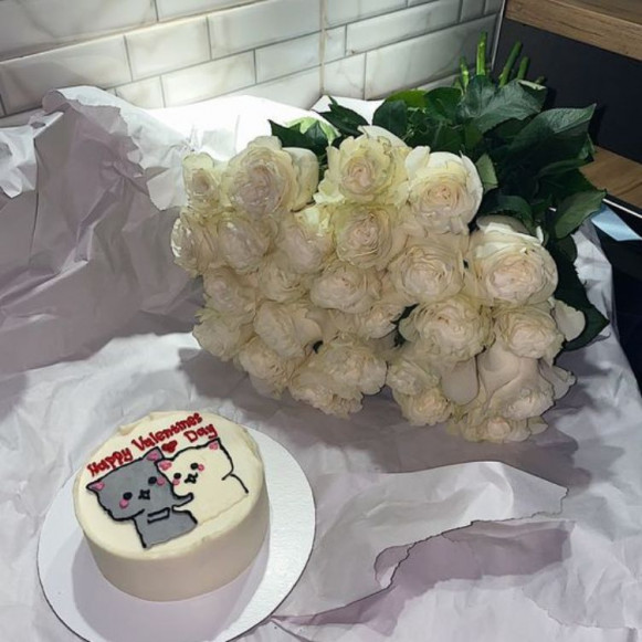 21 белая роза эквадор и бенто торт