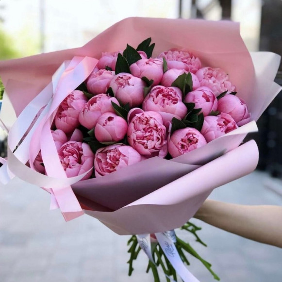 Букет из 25 розовых пионов в подарочной упаковке в Москве