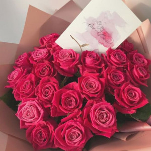Букет из 25 ярких розовых роз в нежной упаковке