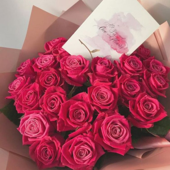 Букет из 25 ярких розовых роз в нежной упаковке в Москве