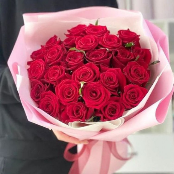 Букет из 25 красных роз в розовой упаковке в Москве