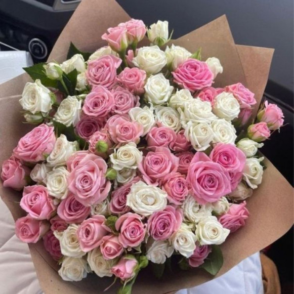 Букет микс из 25 кустовых роз белого и розового цвета в крафтовой упаковке