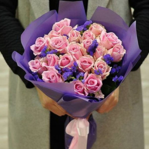 Букет из 25 розовых роз со статицей 