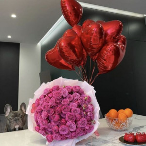 Букет из 25 пионовидных розовых роз с шарами в форме сердца