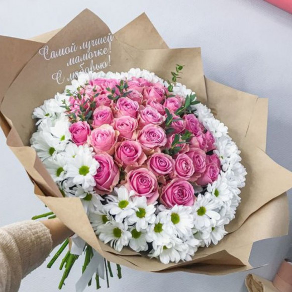 Букет из 25 розовых роз с цветами хризантемы в Москве