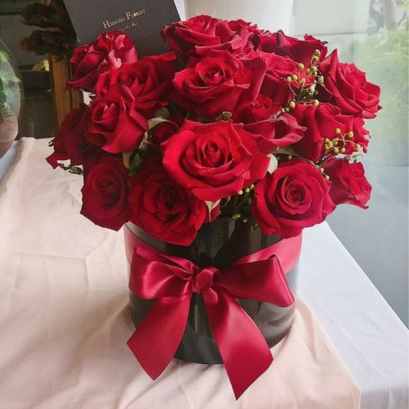 25 красных роз в черной коробке с лентами в Москве