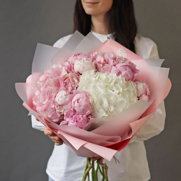 Букет из 7 розовых пионов с гортензией в Москве